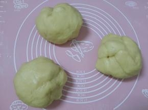 和好的面团取出分成三个一样的剂子。