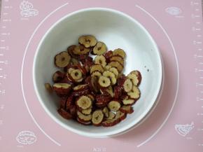 红枣片备好洗净。