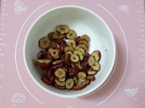 红枣片备好洗净。