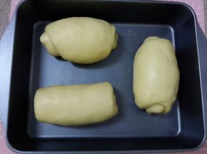 三个全部做好，由于铺的红枣多又密，所以卷起来的时候看着都很肿的样子。