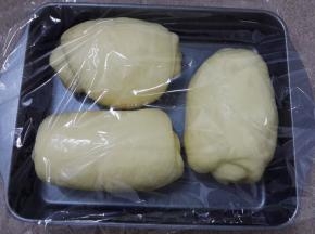 保鲜膜盖上发酵。
