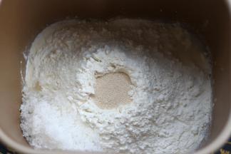 将所有材料倒入面包桶（除黄油外），进行揉面程序。顺序是液体→面粉→中间挖孔放酵母→盐糖对角。