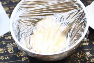 揉完直扩展阶段放黄油（这步忘了拍图。）出膜后加保鲜膜放入温暖的地方进行第一次发酵。