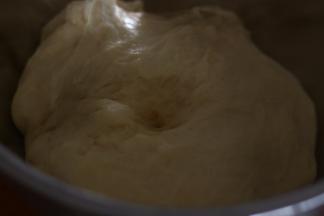 手指沾点面粉插入面团如果不回缩就可以排气了。