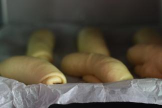 .将面团放入烤箱，底下放少许开水，进行二发。上火下火170℃，时间35分钟。如果觉得颜色不好看。可以中途用刷子刷一层蛋黄液。