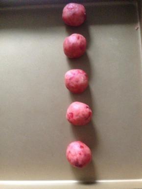 樱桃馅26克一个 分好搓圆