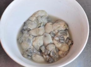 鲜牡蛎用水冲洗几遍。