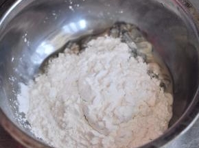 加入面粉。