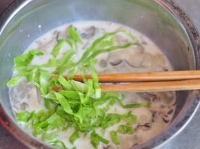 加入切丝的包菜，调入盐、胡椒粉。