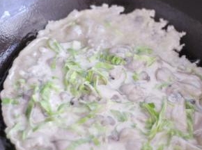 锅里倒入油，把面糊倒入。