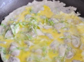 将蛋液浇在上面。