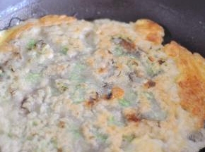 一面煎熟后，翻面再煎，直到两面金黄。