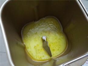 面包机通里加入橄榄油，鸡蛋。白糖。盐。清水。稍微搅散一下