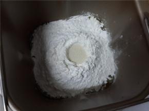 筛入高筋面粉。中间扣个洞散入酵母粉