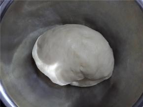 面和好后放入干净的大盆子里。