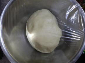 盖上保鲜膜热温发酵。