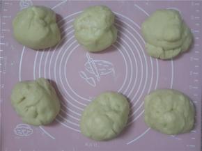 把发酵好的面团分成六个一样重量的小面团。要用秤来分。然后用擀面杖擀出气泡。