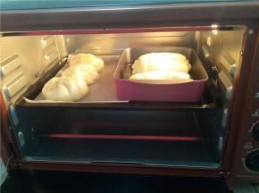 烤箱预热130°。中层上下火125°烤25分钟。