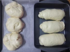 三个全部依次做好。小烤盘放不下那么多。我用另外三个搓成的包子形式的面包。中间包的也是提子。用保鲜膜盖上发酵。发酵至2倍大。