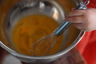 鸡蛋加糖搅拌至糖化。