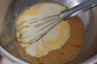 加入淡奶油搅拌均匀。