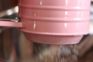 入低粉和泡打粉，搅拌均匀。