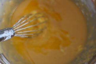 .加入融化好的黄油搅拌至面糊光滑。