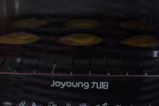 挤入模具，放入烤箱上下管，中层，180℃，时间18分钟。