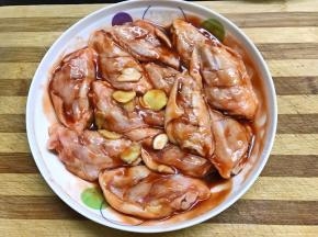 用调好的酱汁把鸡翅腌制好放冰箱冷藏一晚。