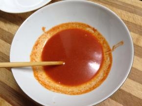 把2大勺叉烧酱、1大勺蚝油和适量料酒混合，调好酱汁。