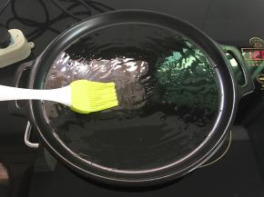 放上烤盘，刷上油。