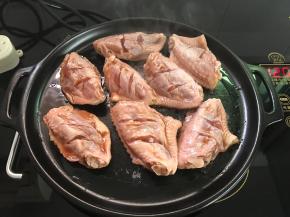 把腌制好的鸡翅放在烤盘上。