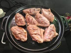 把腌制好的鸡翅放在烤盘上。