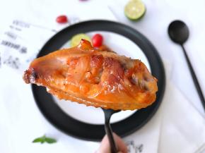 肉质嫩滑的烤翅。