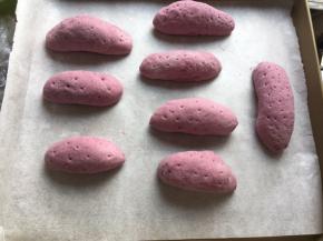 用牙签戳上适量孔，使得更加像紫薯