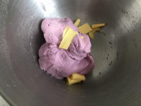 然后揉成团，揉到摸着面团有点粘手但是不会粘到面团到手上时，放入软化的黄油，继续揉