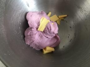 然后揉成团，揉到摸着面团有点粘手但是不会粘到面团到手上时，放入软化的黄油，继续揉