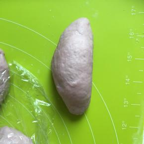 卷好收口，搓成中间圆两头大的紫薯形状