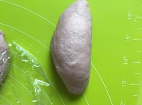 卷好收口，搓成中间圆两头大的紫薯形状