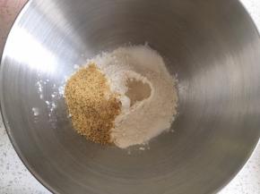 高筋面粉倒入盆内，中间挖一小孔倒入活性干酵母，盐和糖对角线放置，倒入小麦胚芽