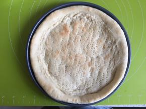 烤箱预热170度，上下火，烤15分钟（先烤熟饼皮是为了在加了黄桃以后，不会有过多水分在饼皮里，导致饼皮过软）