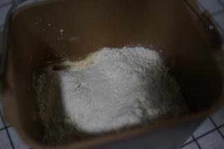 加上面粉和鸡蛋开始揉面