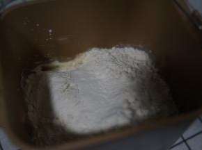 加上面粉和鸡蛋开始揉面