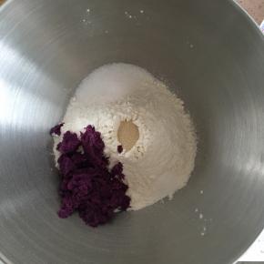 高筋面粉倒入盆内，中间挖一小孔放入活性干酵母，盐和糖对角线放置，加入75g紫薯泥