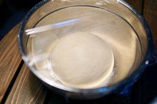 盖保鲜膜开始发酵