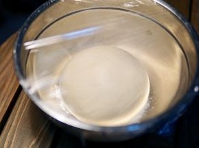 盖保鲜膜开始发酵