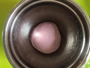 然后把面团揉圆，放入盆内，盖上湿毛巾，28摄氏度的环境进行第一次发酵