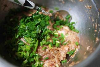 之前拌好的肉馅放入葱花，葱花一定要在最后才放哦。