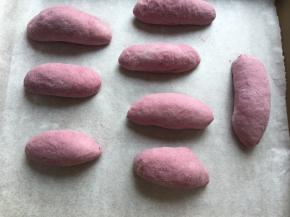 抖去多余的紫薯粉，放入铺了油纸的烤盘中