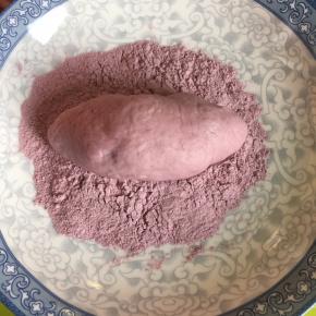 在紫薯粉里滚一圈